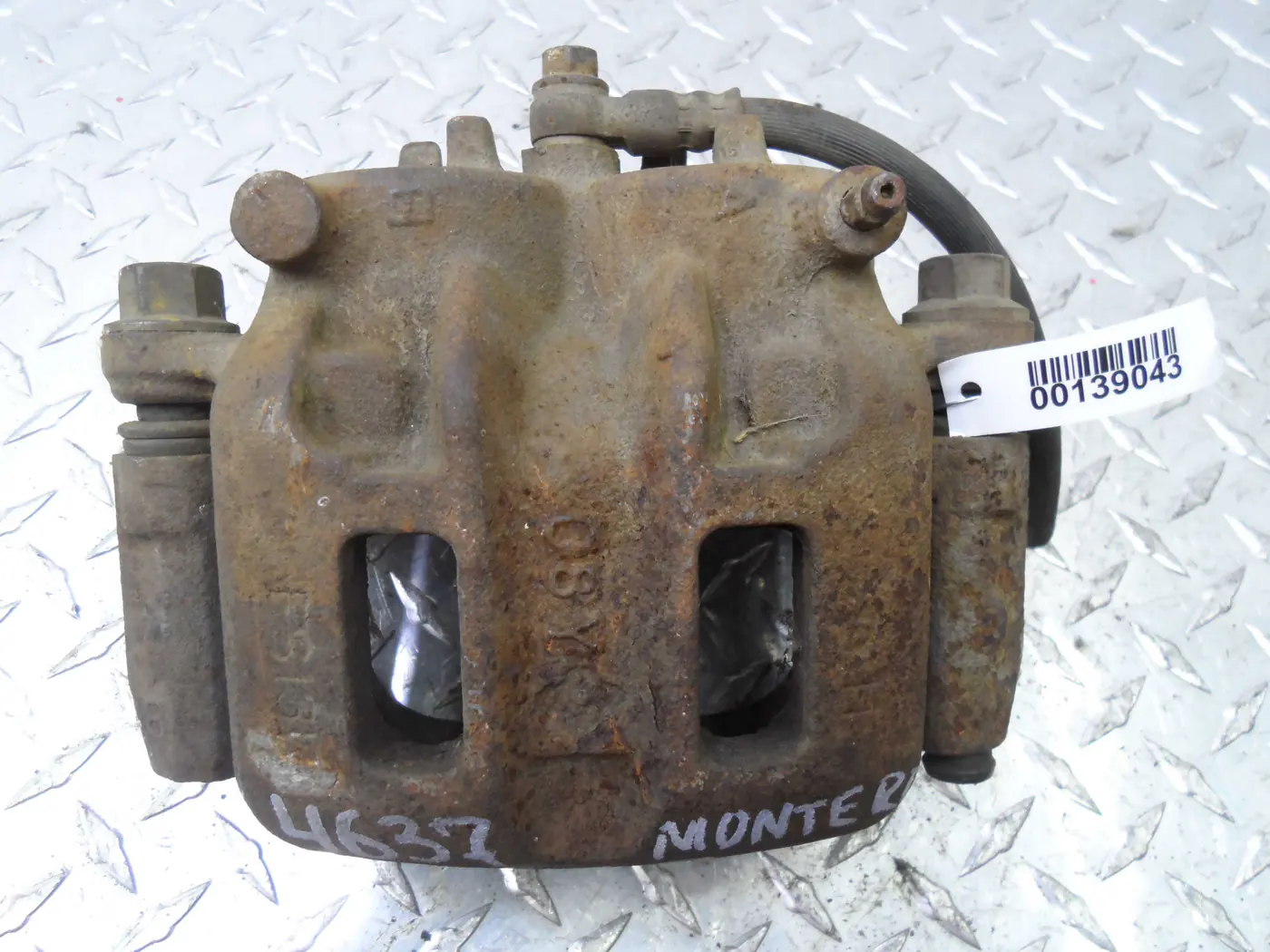 Суппорт передний правый к Mitsubishi Montero 2001