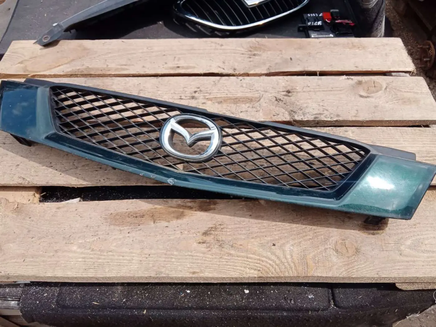 Решетка радиатора к Mazda Demio 2002