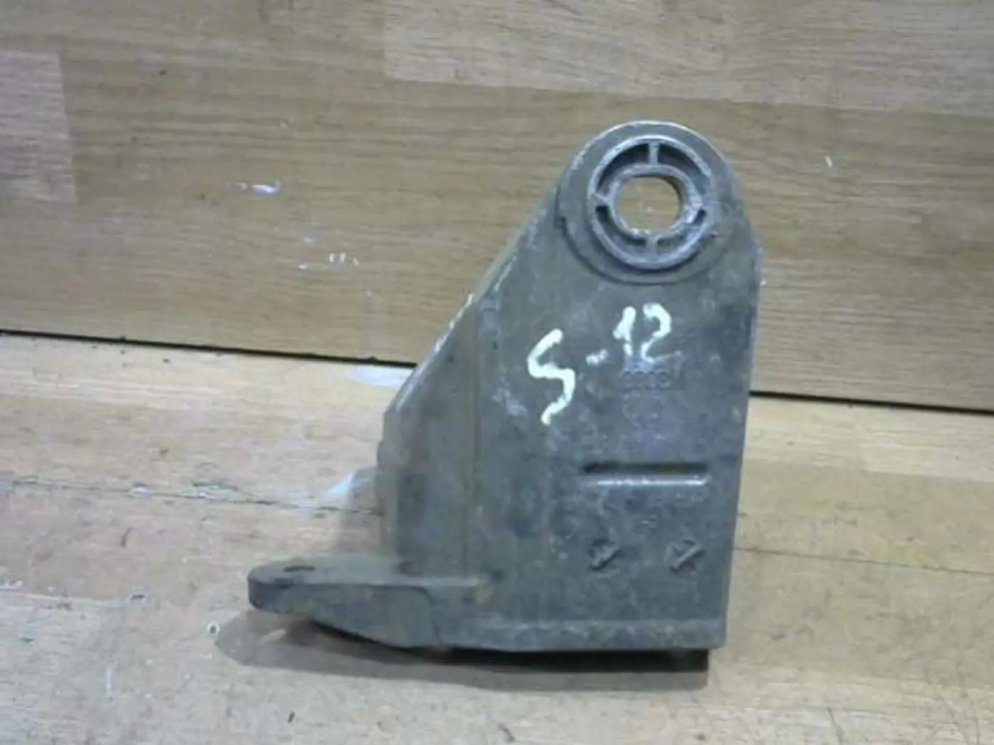 Кронштейн КПП к Audi A6 1999