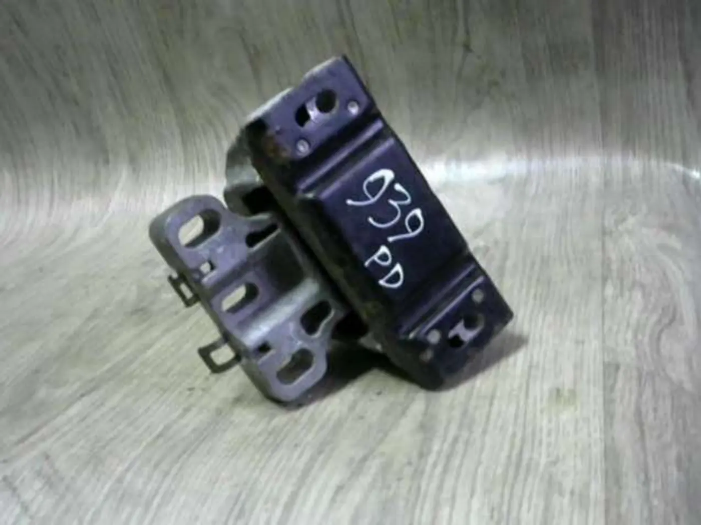 Подушка крепления двигателя к Audi A3 1999