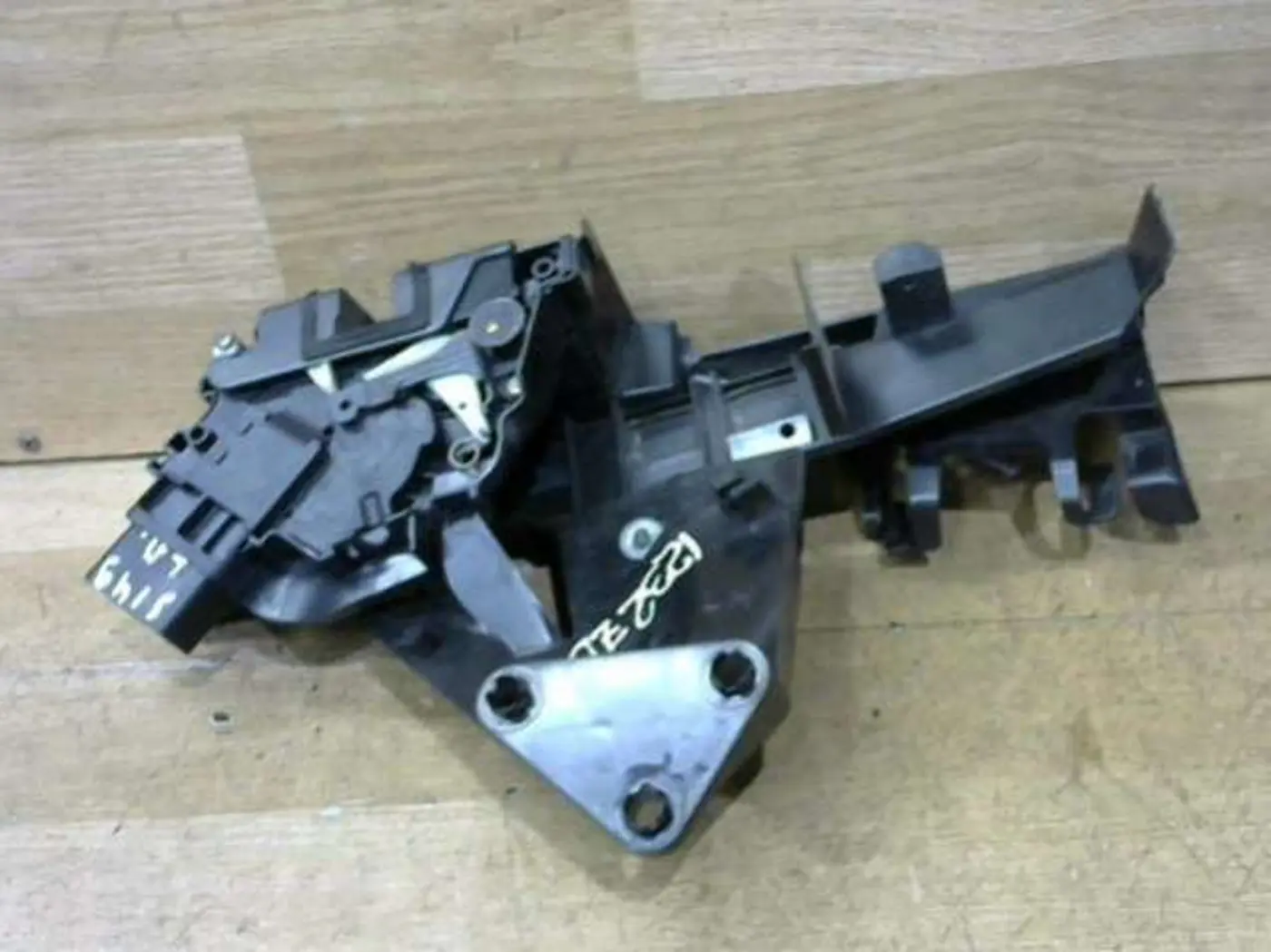 Замок двери передней левой к Ford Focus 2005