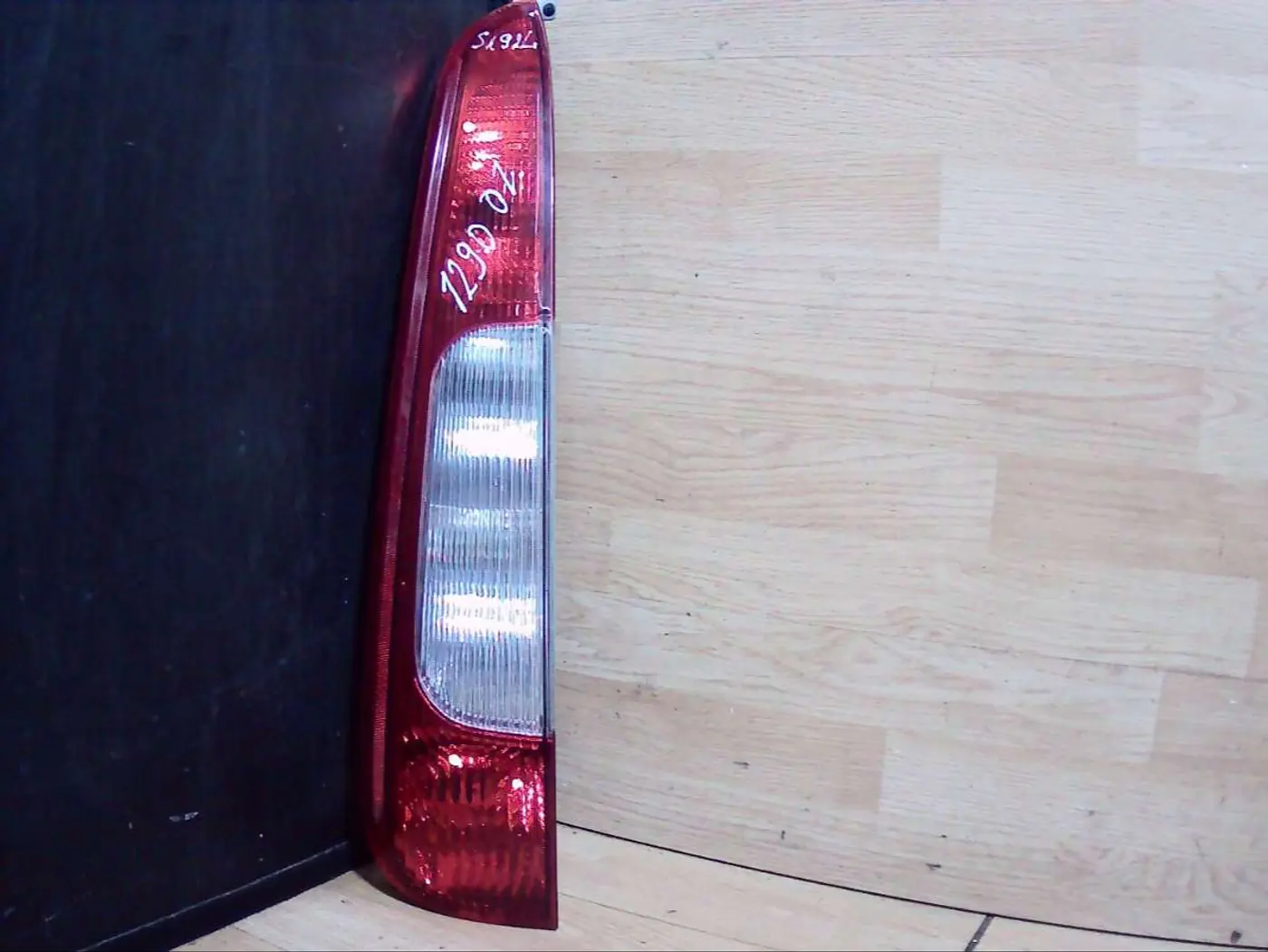 Фонарь задний левый к Ford C-MAX 2004