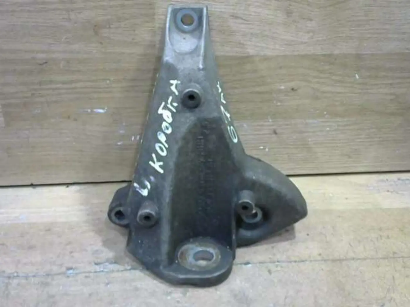 Кронштейн КПП к Audi A4 2001
