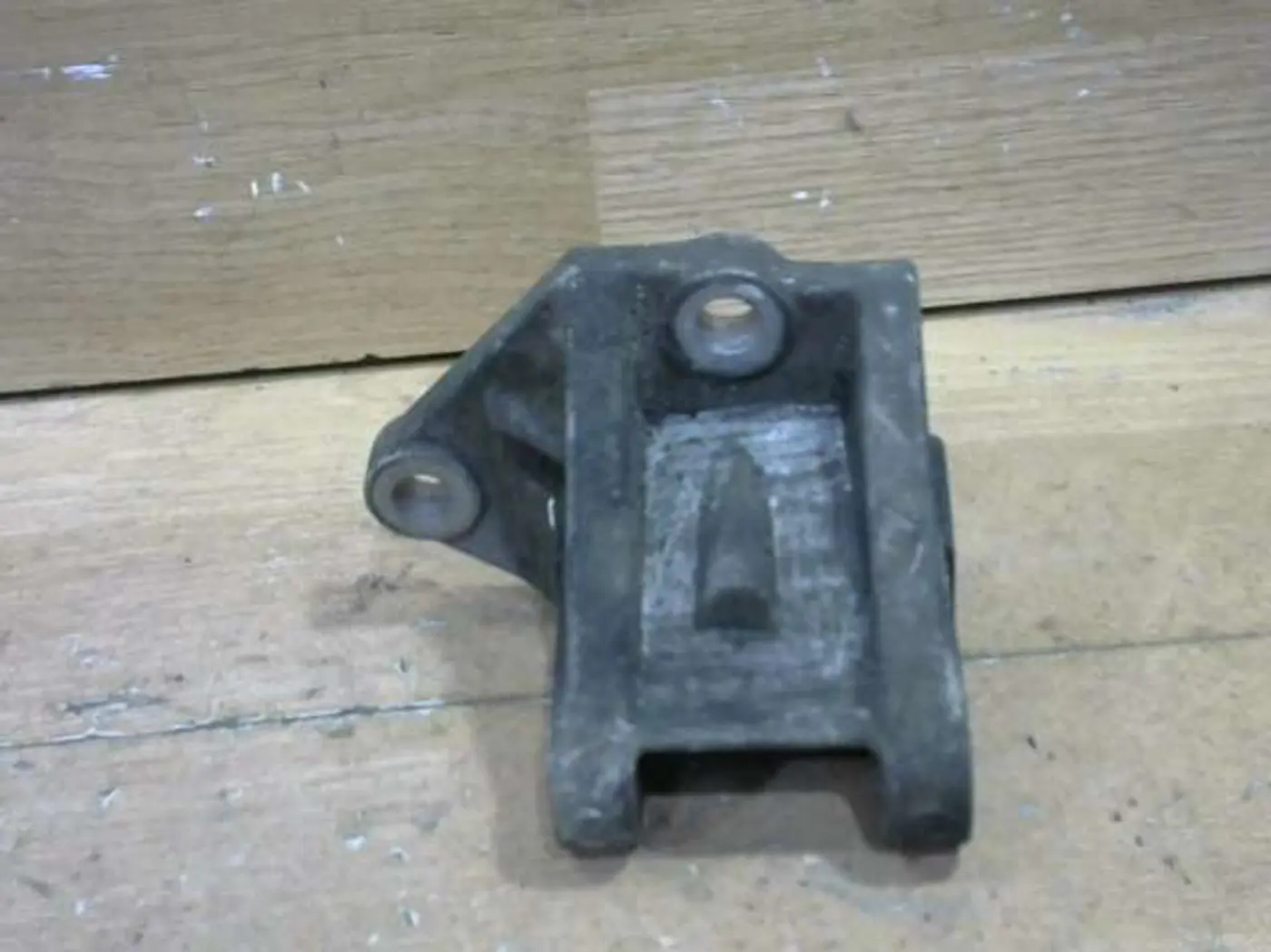 Кронштейн генератора к Mazda MPV 1999
