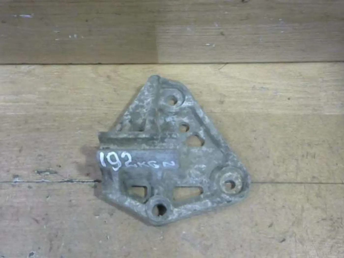 Кронштейн генератора к Mazda Xedos 6 1996
