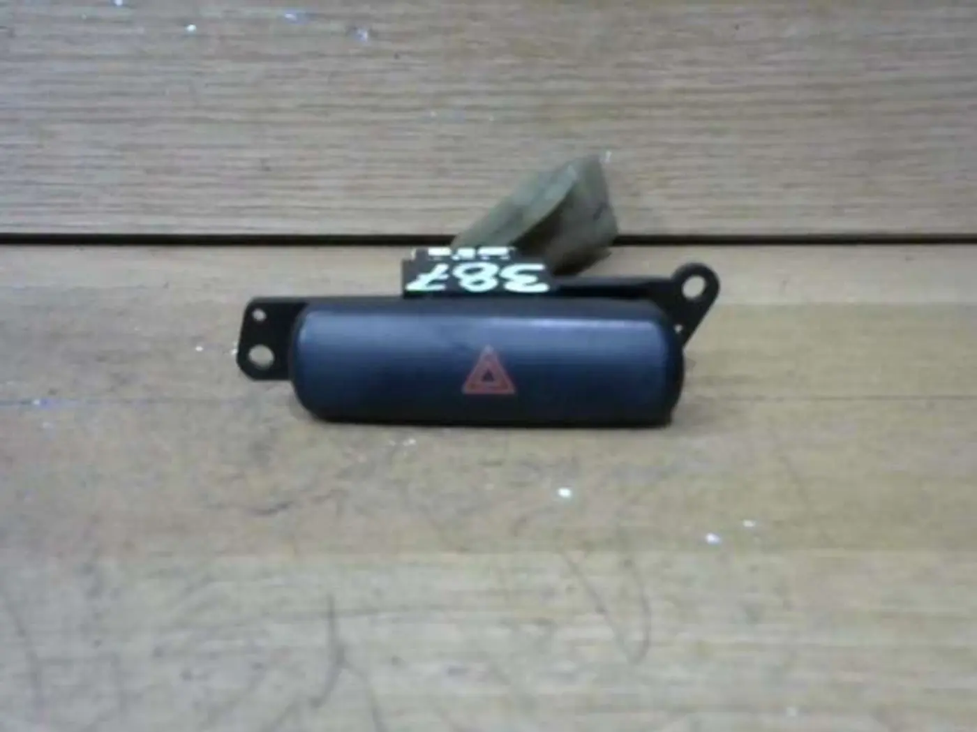 Кнопка  к Mitsubishi Carisma 1997