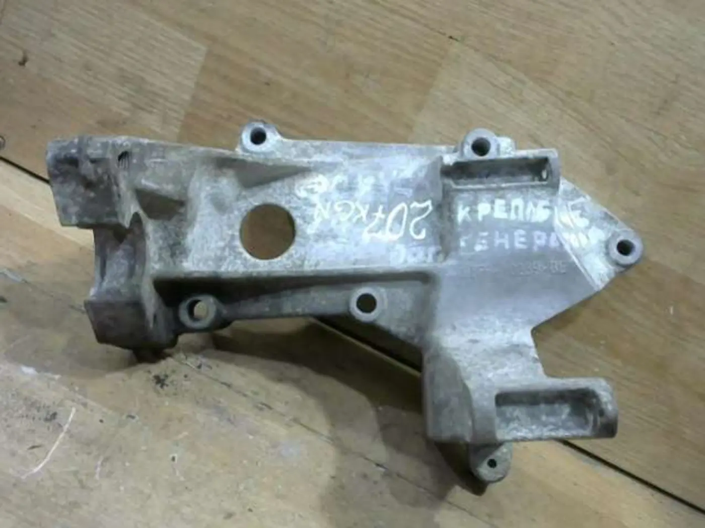 Кронштейн генератора к Ford Focus 1999