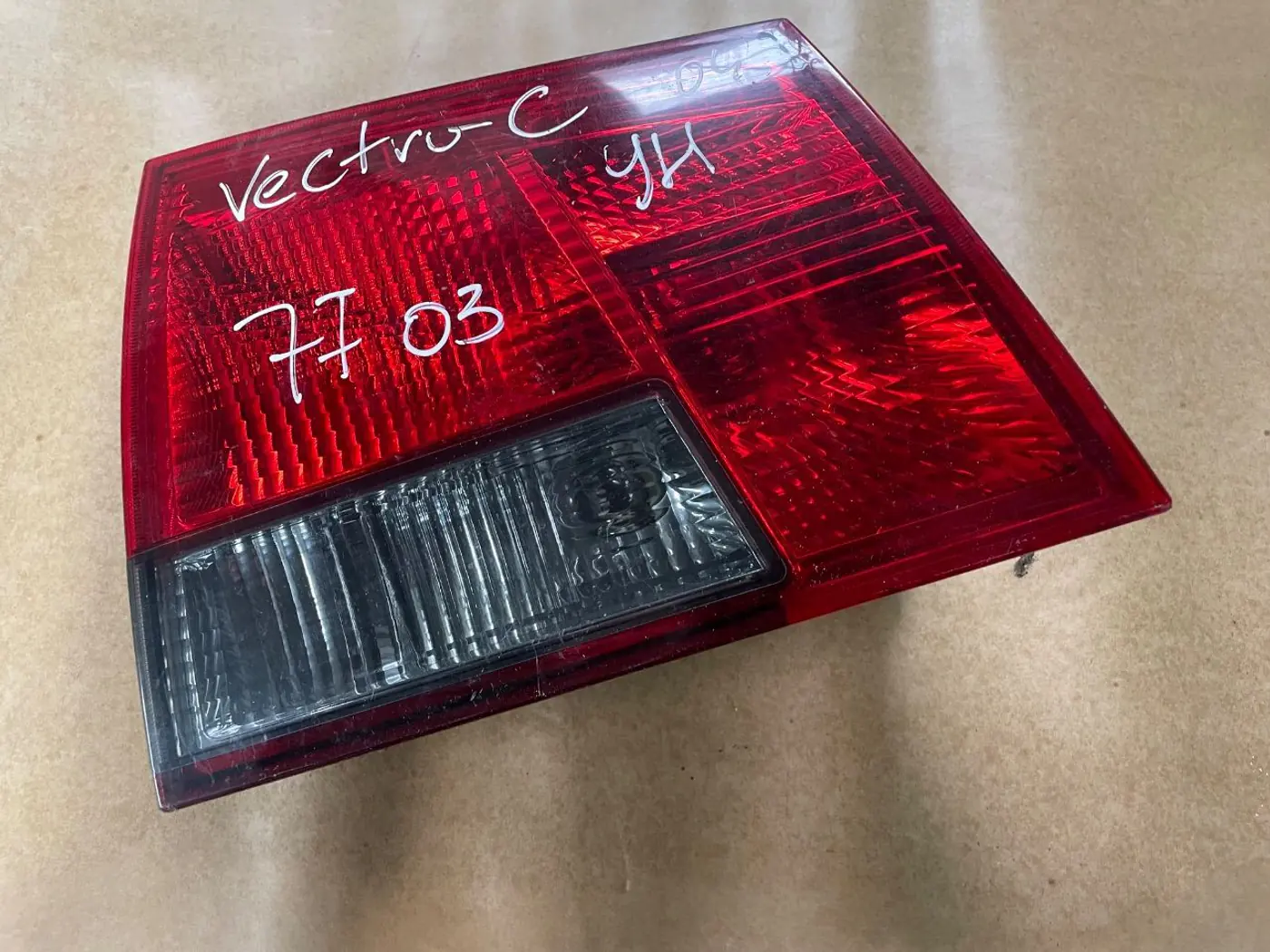 Фонарь крышки багажника левый к Opel Vectra 2004