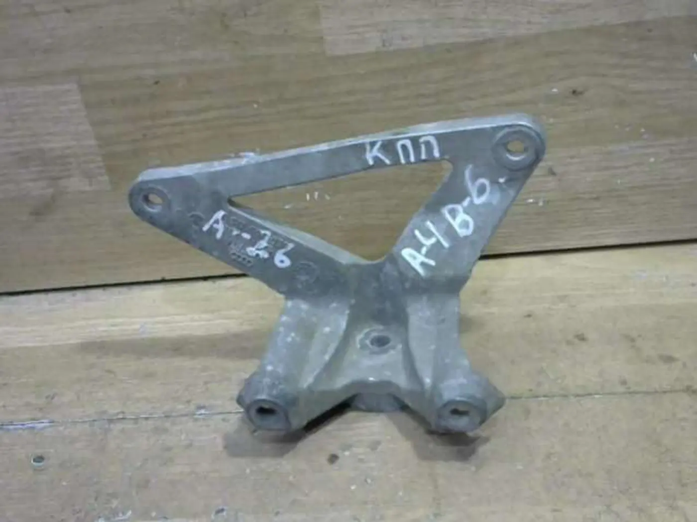 Кронштейн КПП к Audi A4 2003