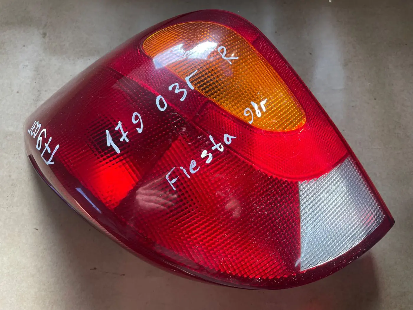 Фонарь задний правый к Ford Fiesta 1998