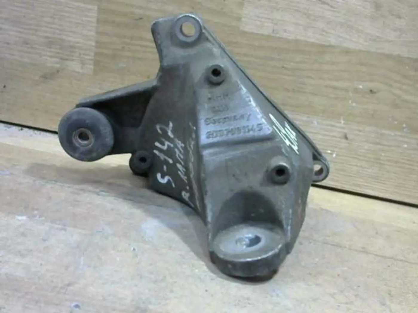 Кронштейн КПП к Audi A6 1998