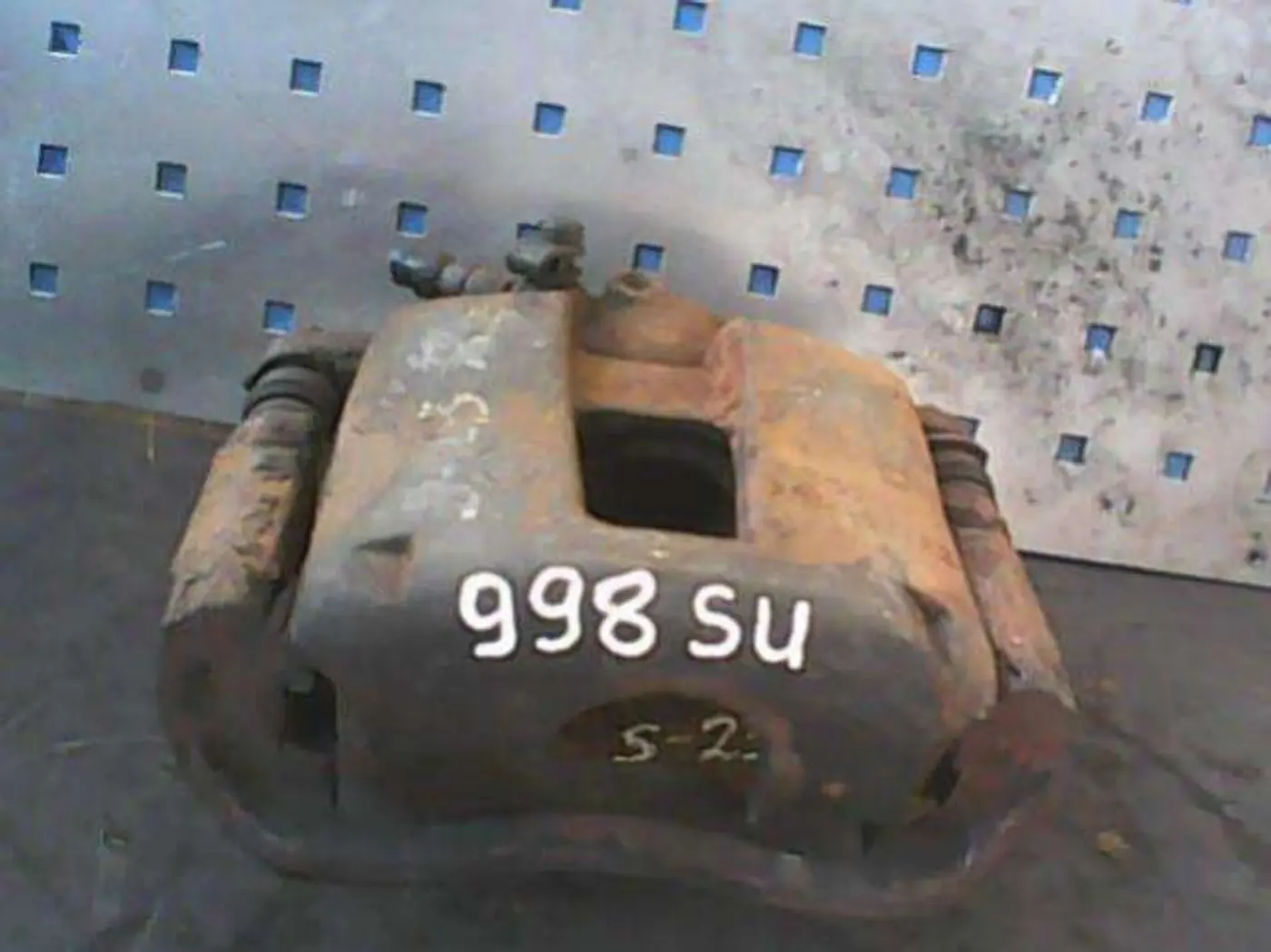 Суппорт передний левый к Fiat Stilo 2003
