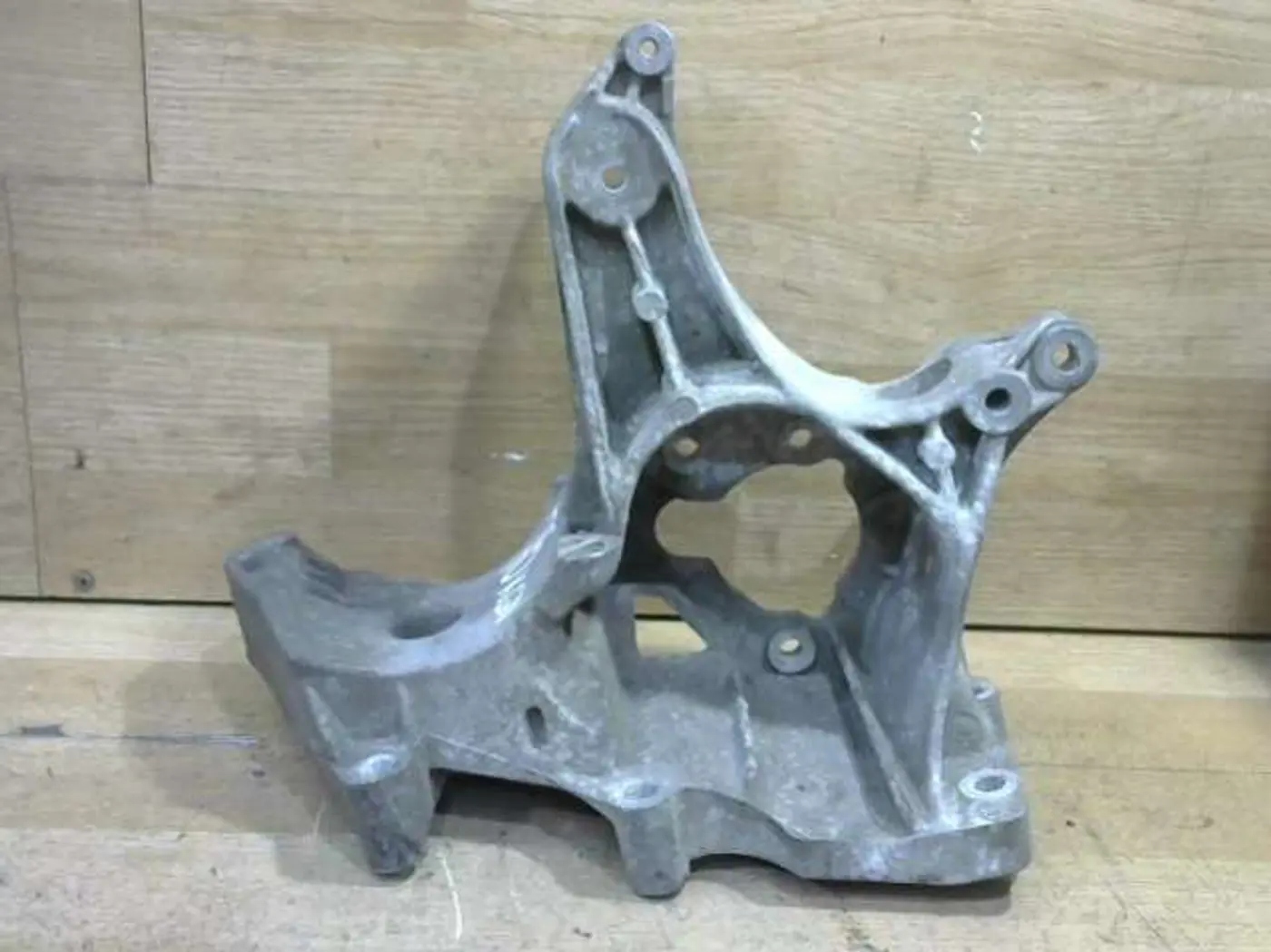 Кронштейн генератора к Renault Megane 2001