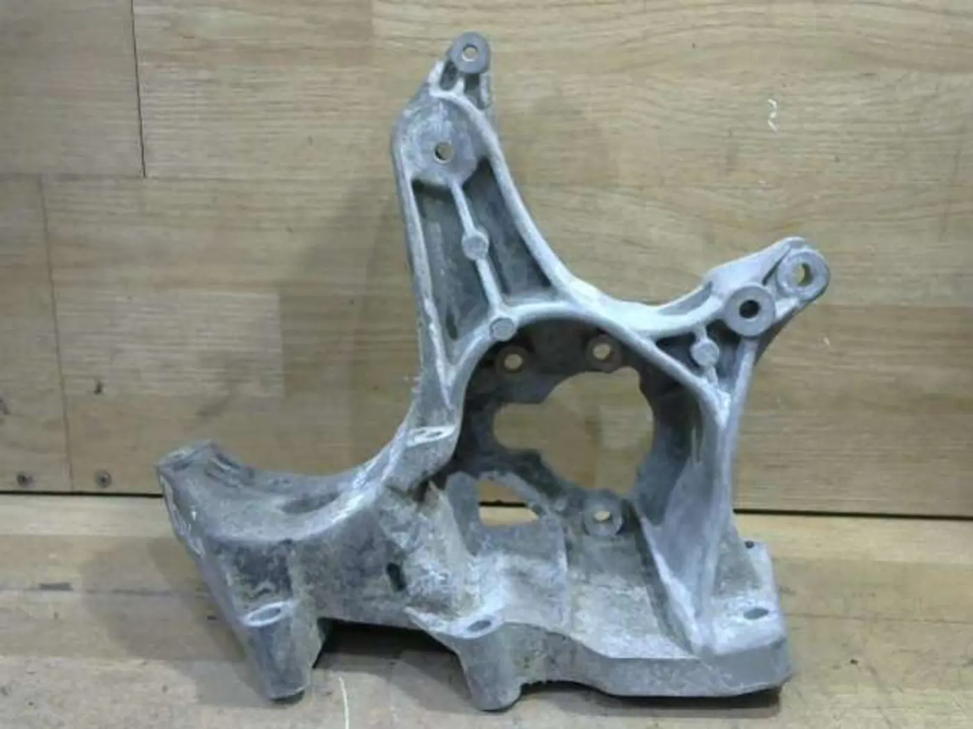 Кронштейн генератора к Renault Megane 2001