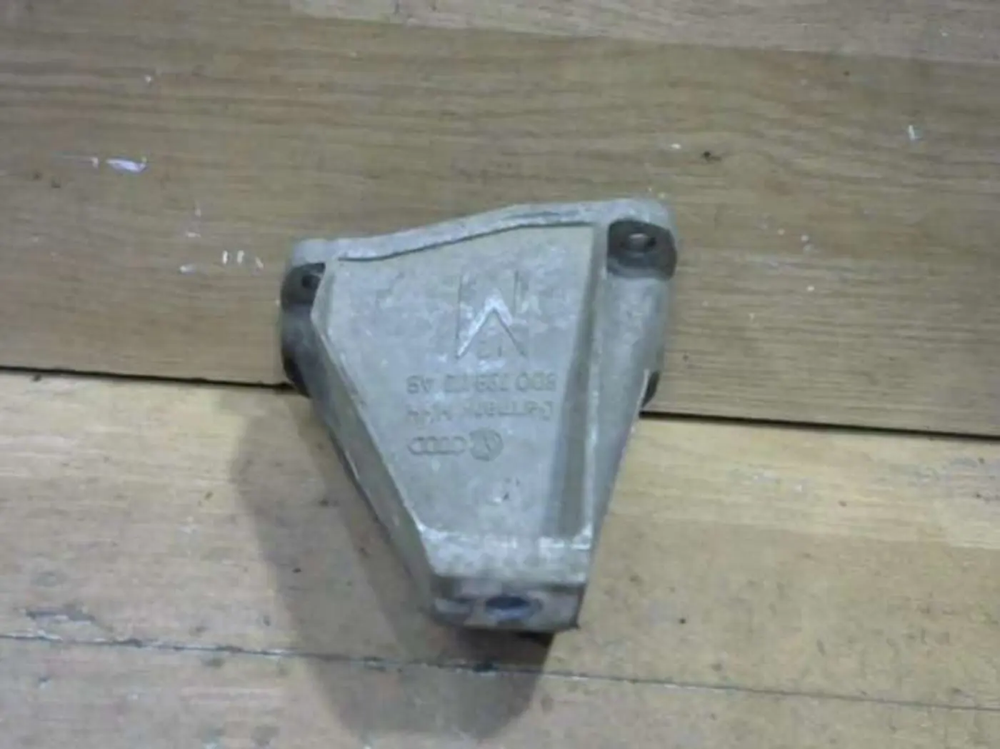 Кронштейн КПП к Audi A6 1999