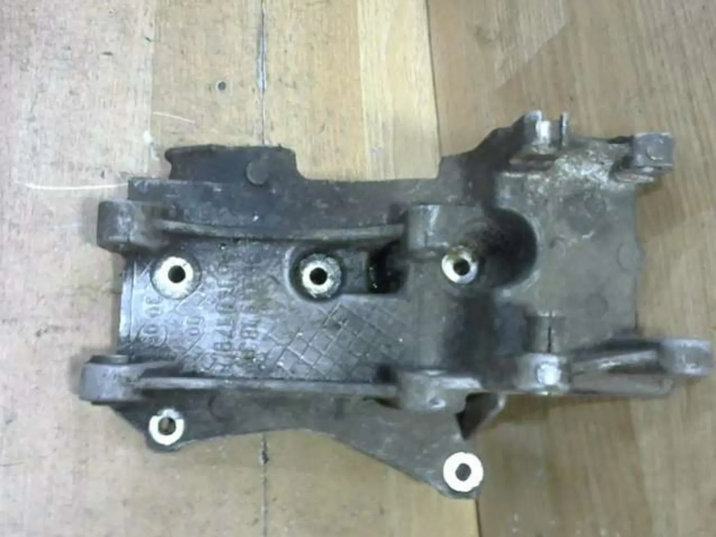 Кронштейн генератора к Peugeot 406 2001
