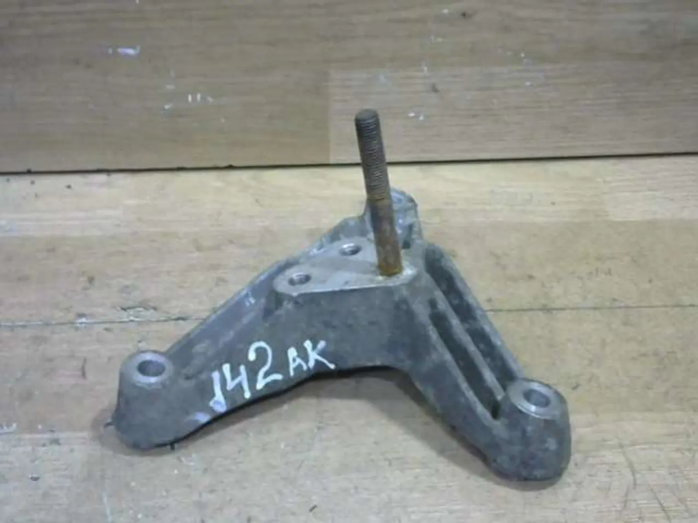 Кронштейн КПП к Mitsubishi Carisma 1997