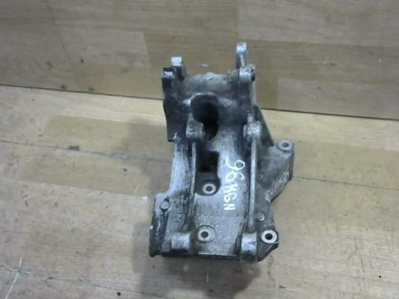 Кронштейн генератора к Peugeot 406 2000