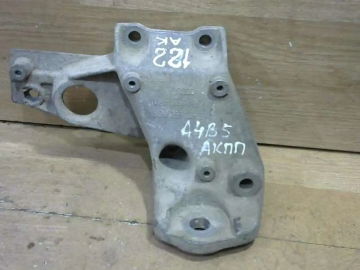 Кронштейн КПП к Audi A4 1999