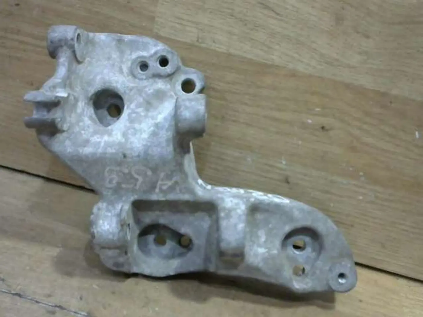 Кронштейн генератора к Mazda 2 2003