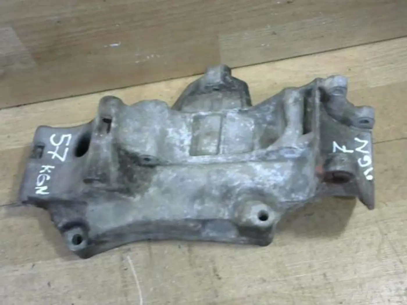 Кронштейн генератора к Volkswagen Golf 2002