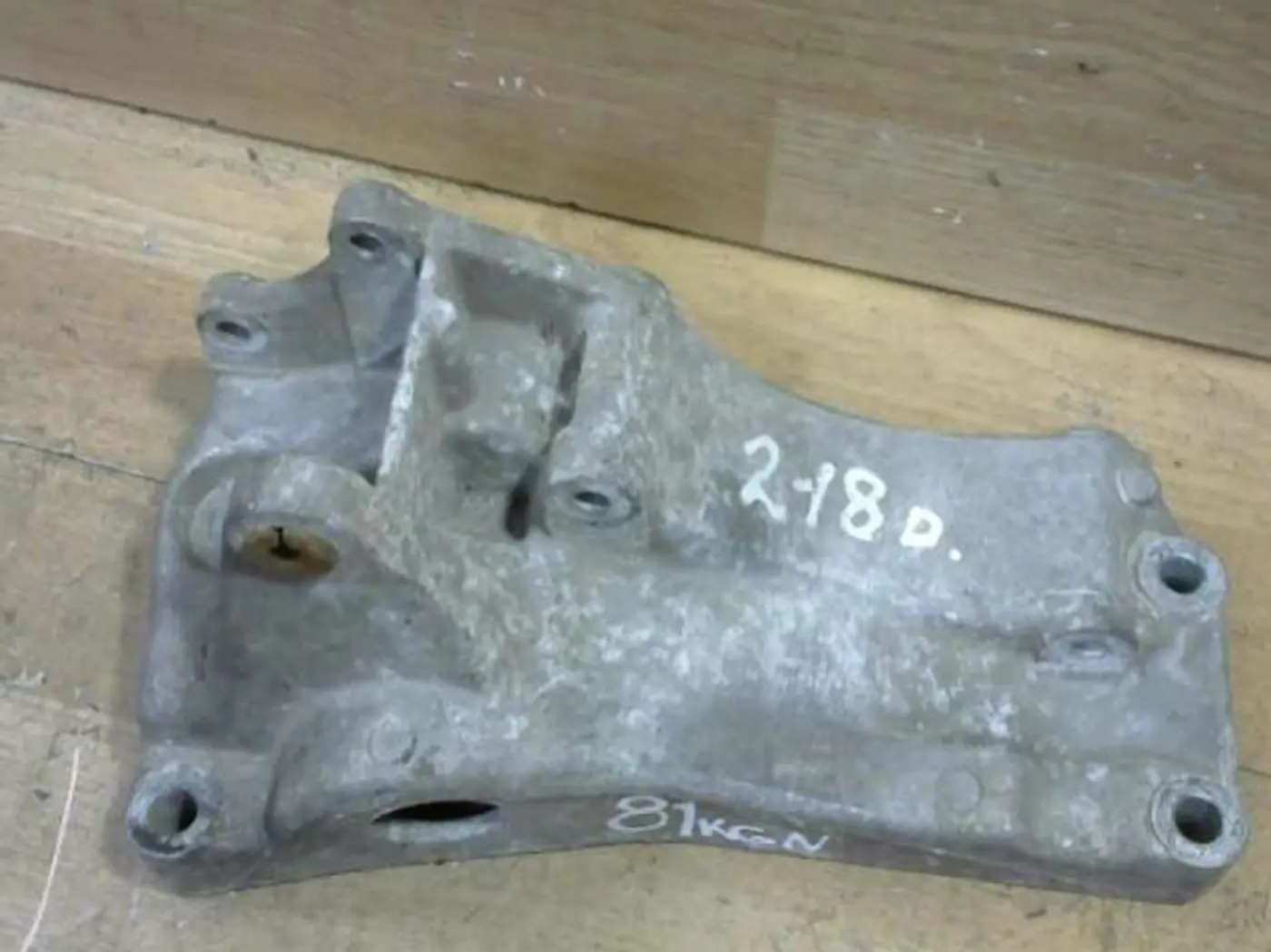 Кронштейн генератора к Volkswagen Golf 2001