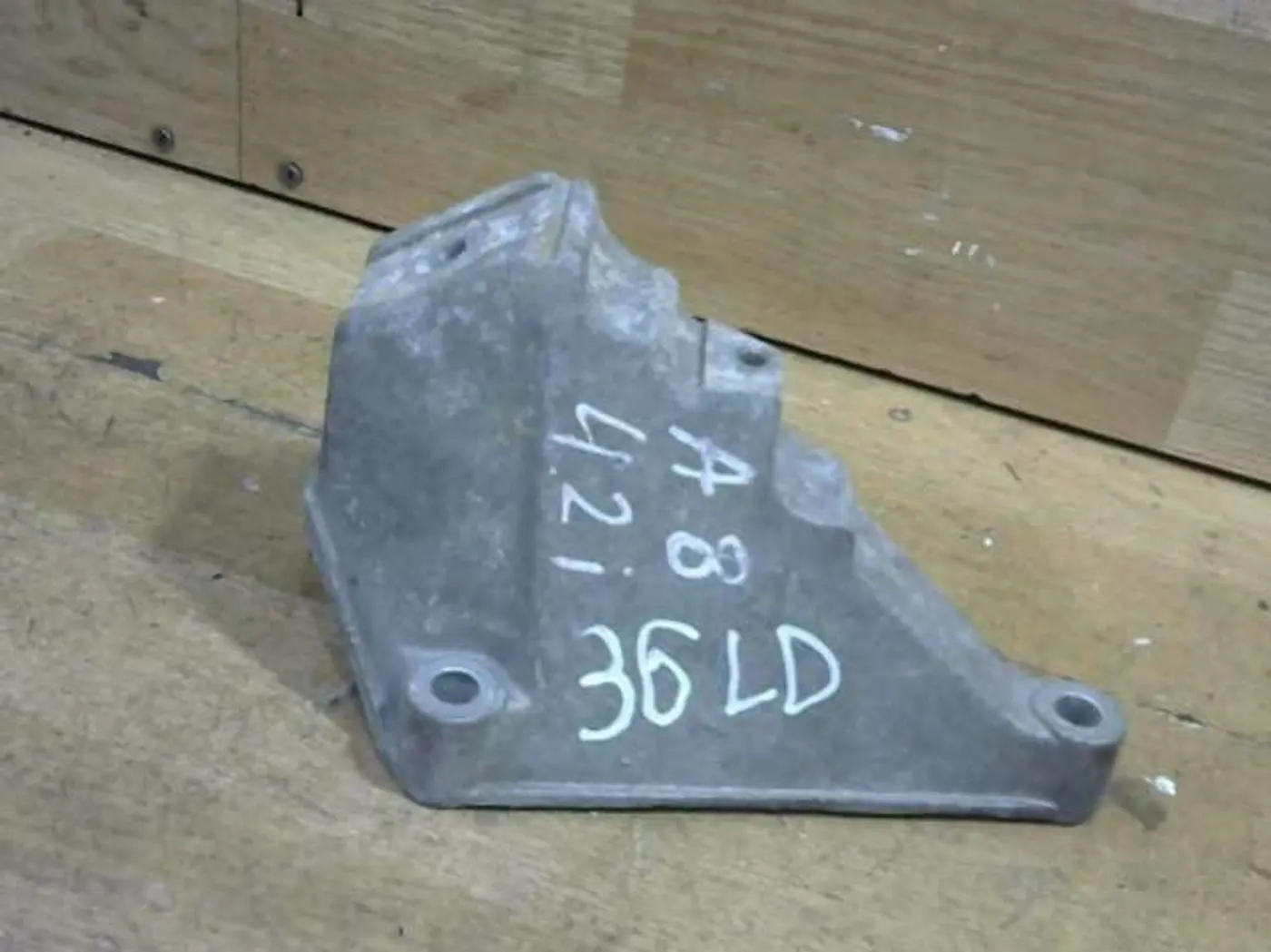 Кронштейн двигателя к Audi A8 1995