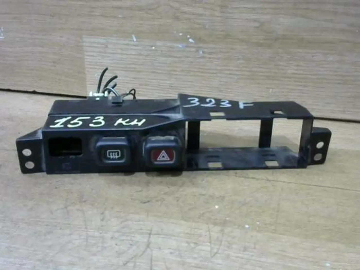 Кнопка  к Mazda 323 1998