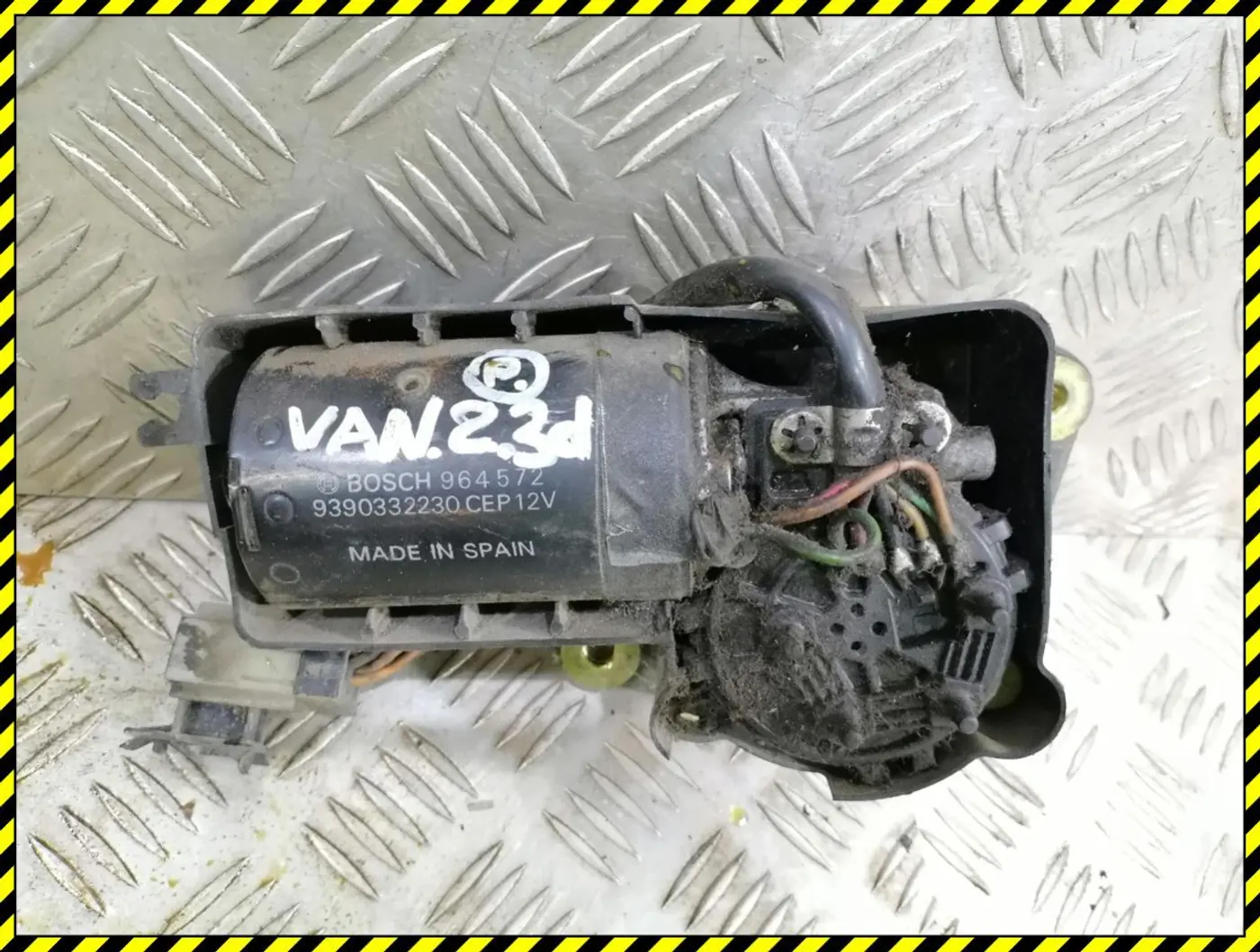 Моторчик стеклоочистителя  к Nissan Vanette 1996