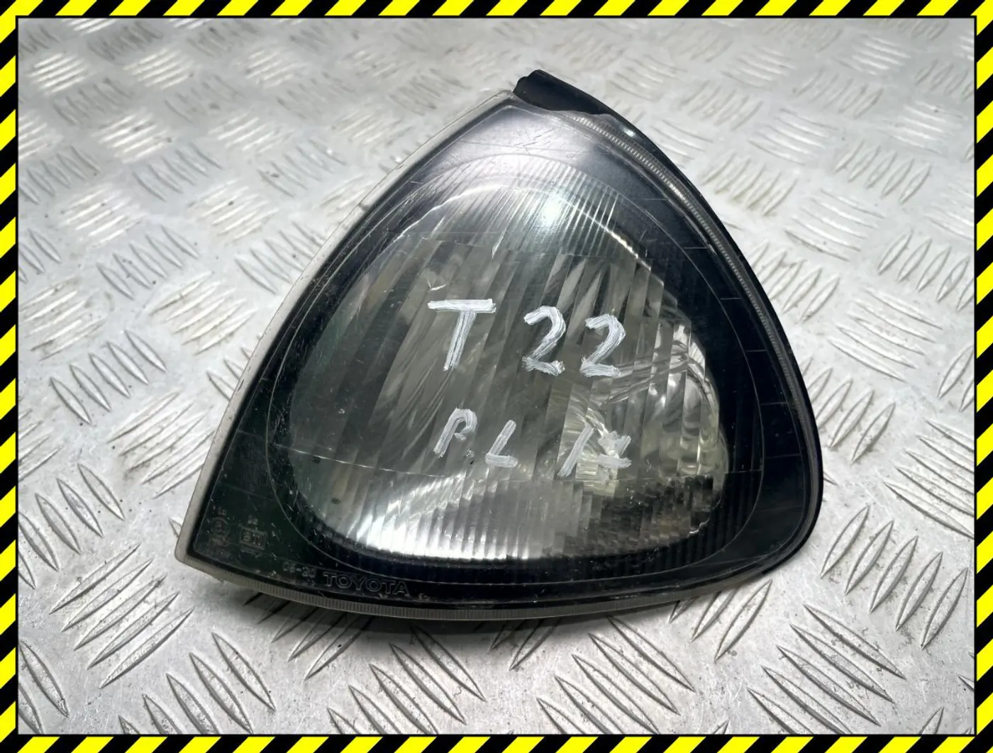 Поворотник левый к Toyota Avensis 1998