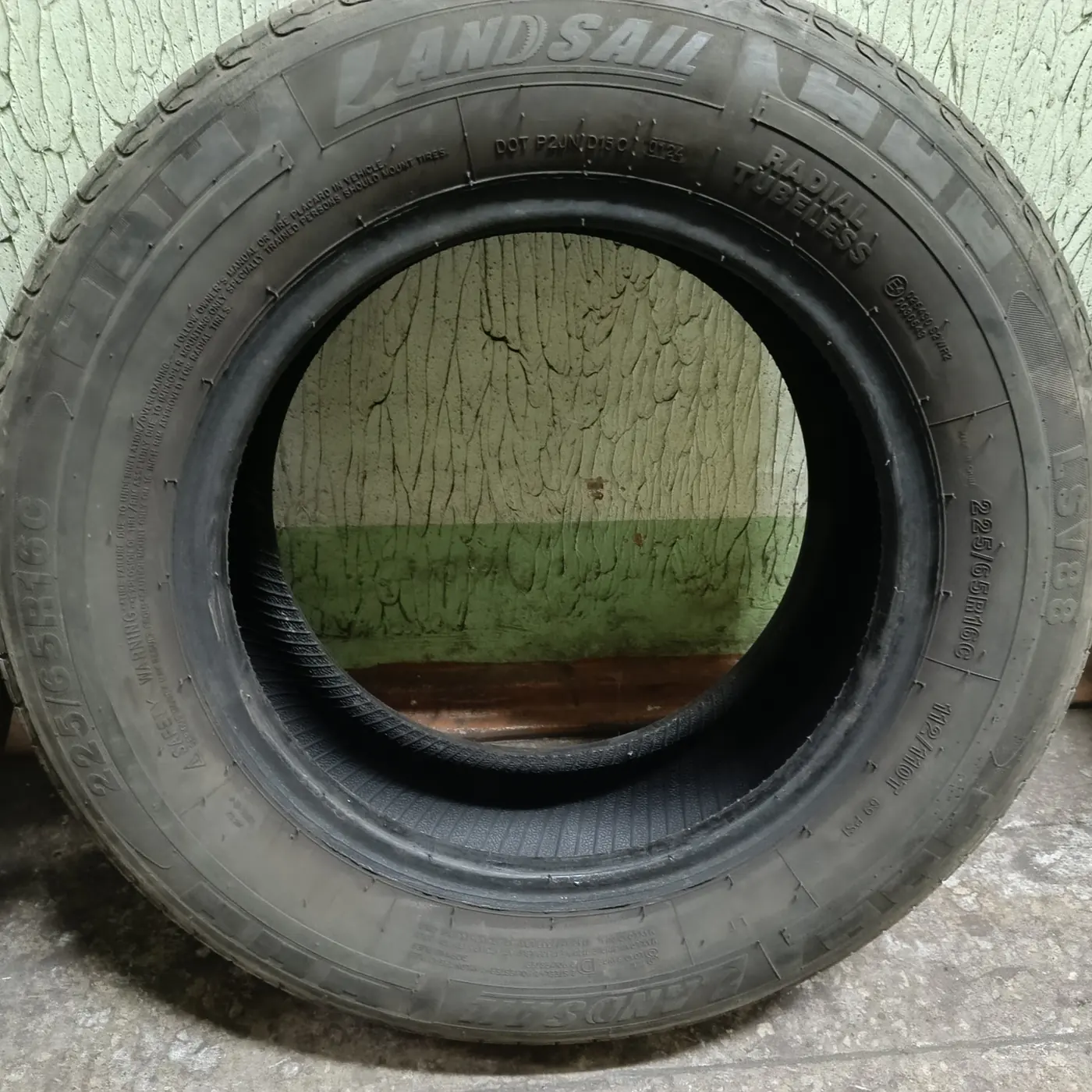 R16C 225 65 Landsail LSV88