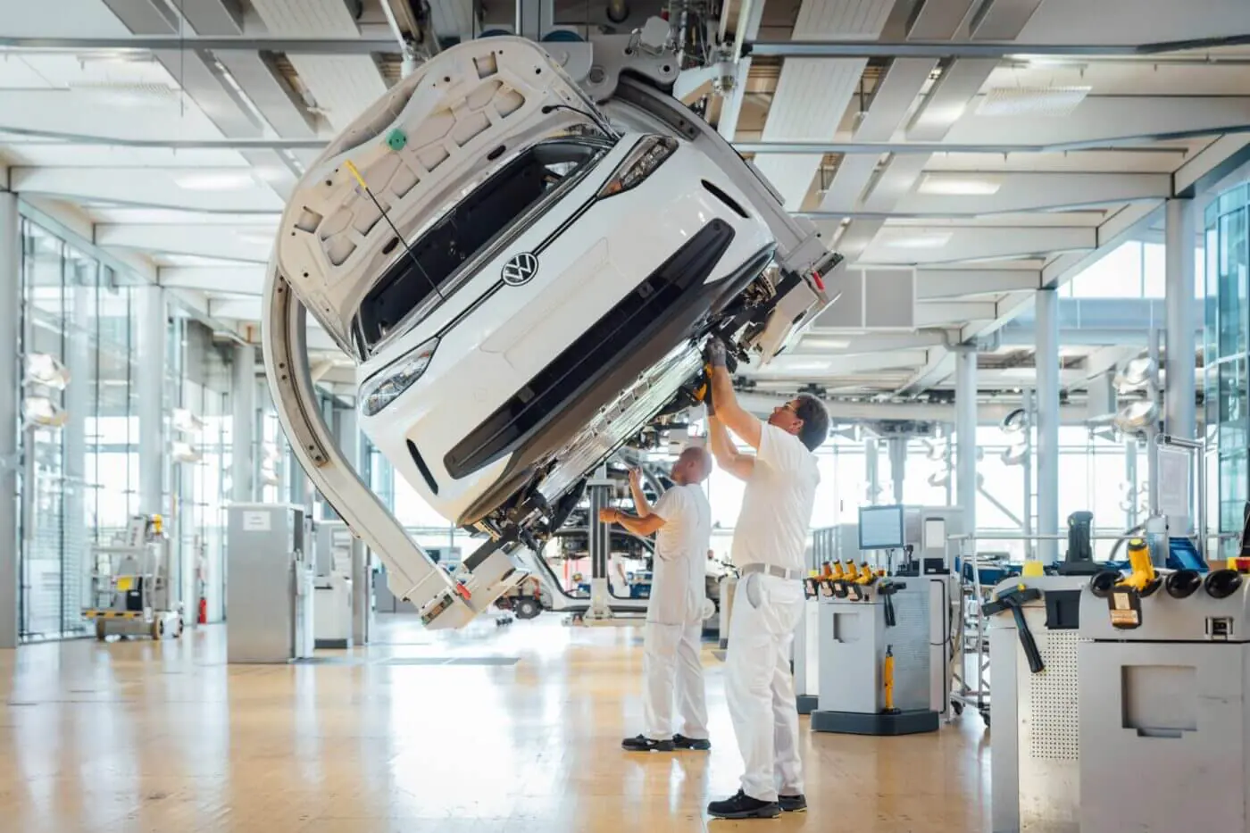 Что нового у VW‑вэнов: первые фото рестайлинга Caddy и Multivan