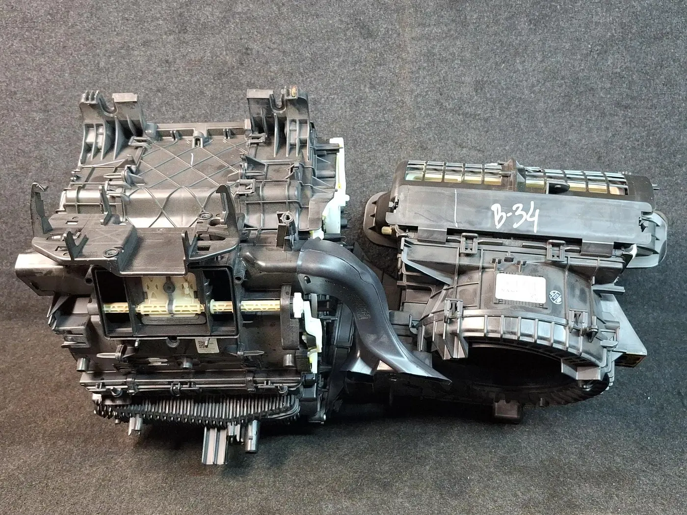 Корпус отопителя (печки) к Cadillac XT4 2020