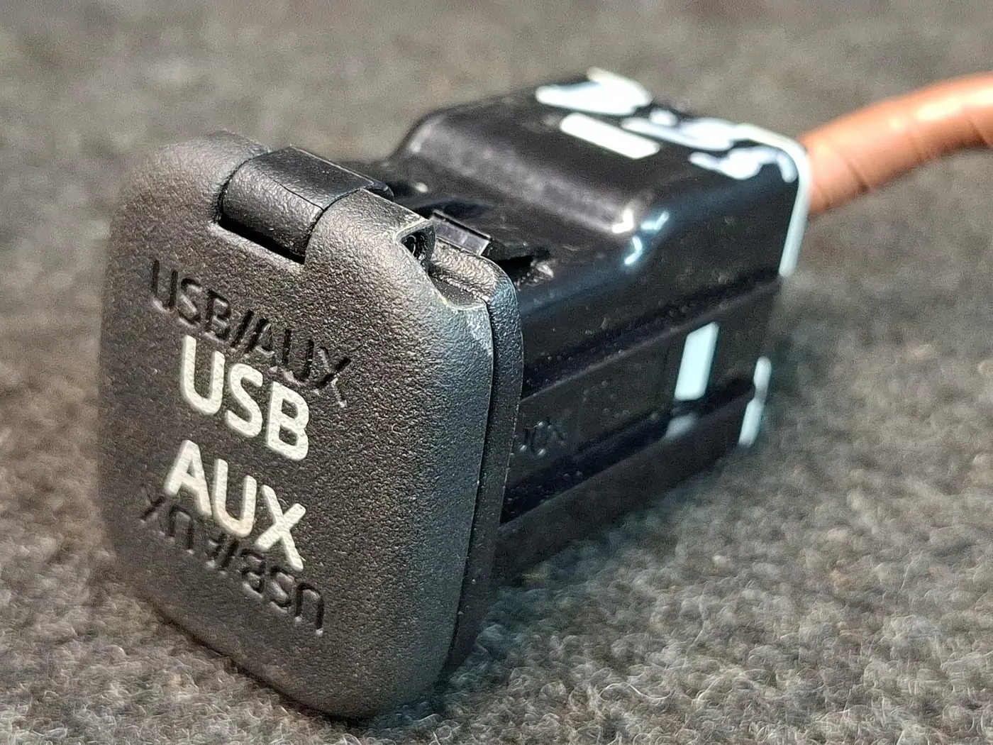 Разъем AUX / USB к Mazda 6 2015