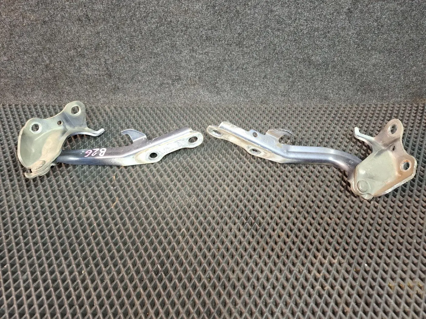 Петля капота к Toyota Sienna 2008