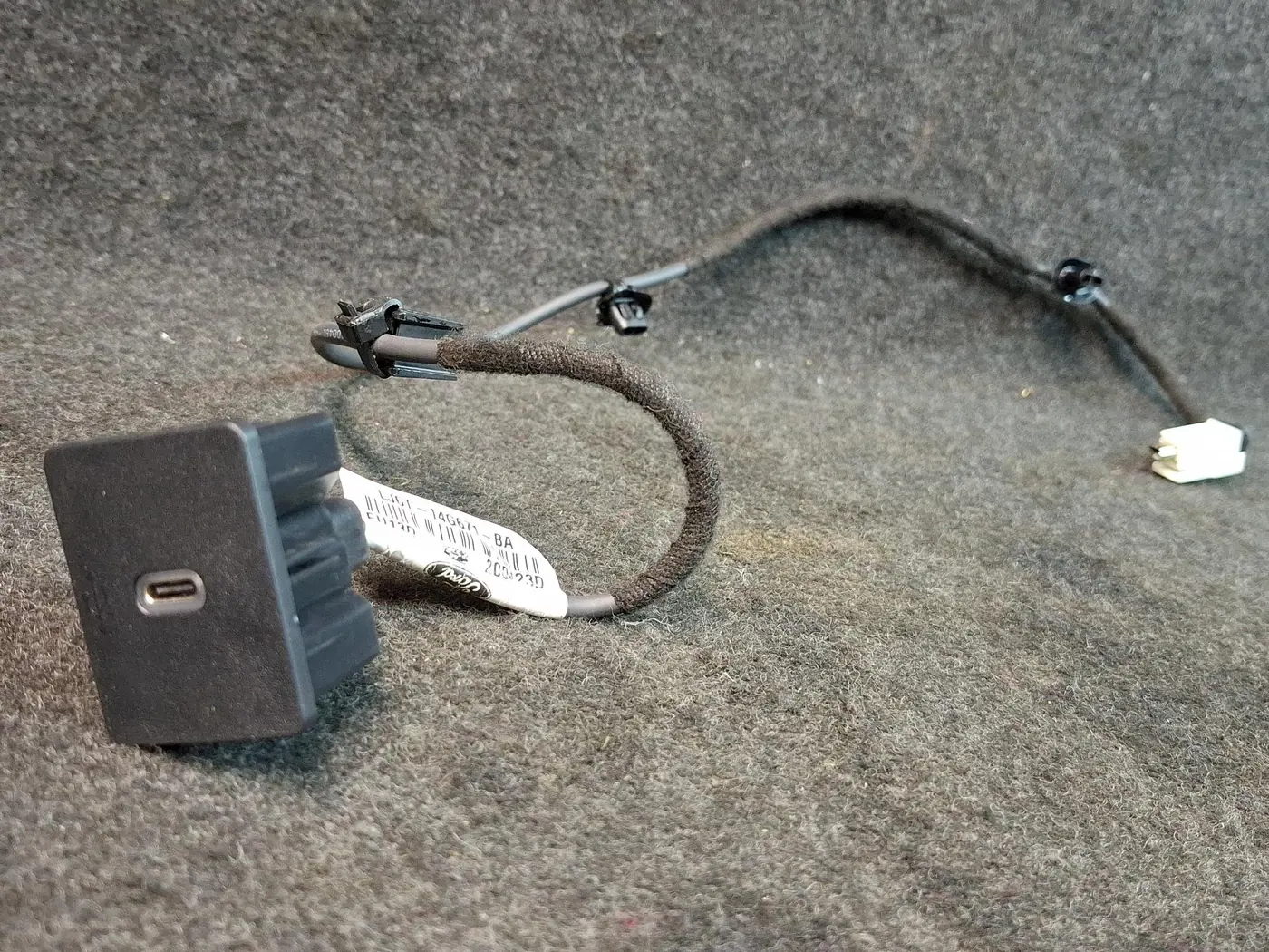 Разъем AUX / USB к Ford Escape 2020