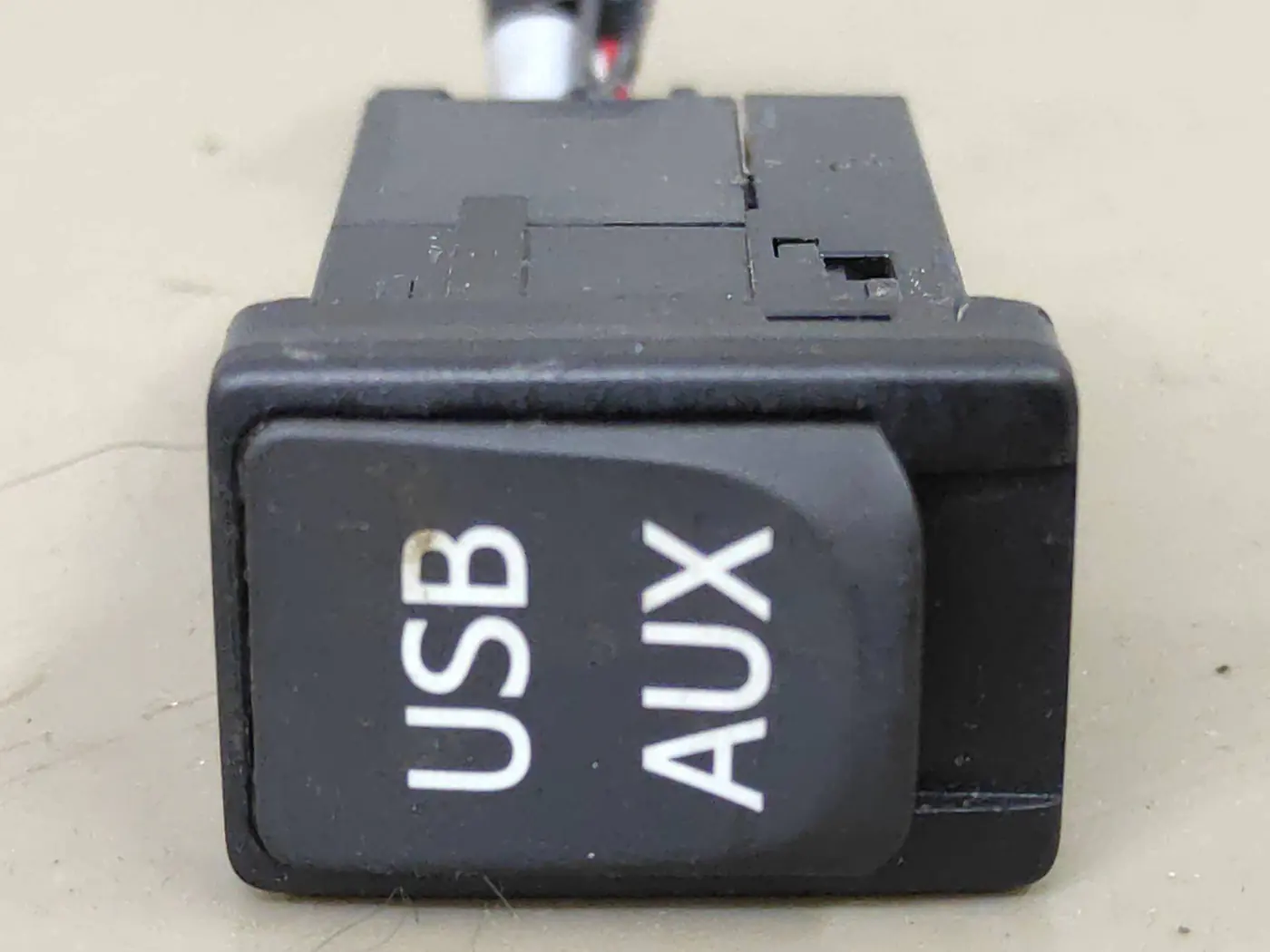 Разъем AUX / USB к Toyota Sienna 2014