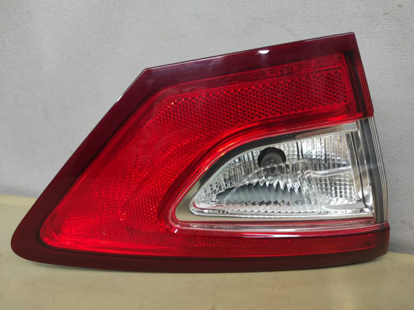 Фонарь крышки багажника левый к Ford Fusion 2013