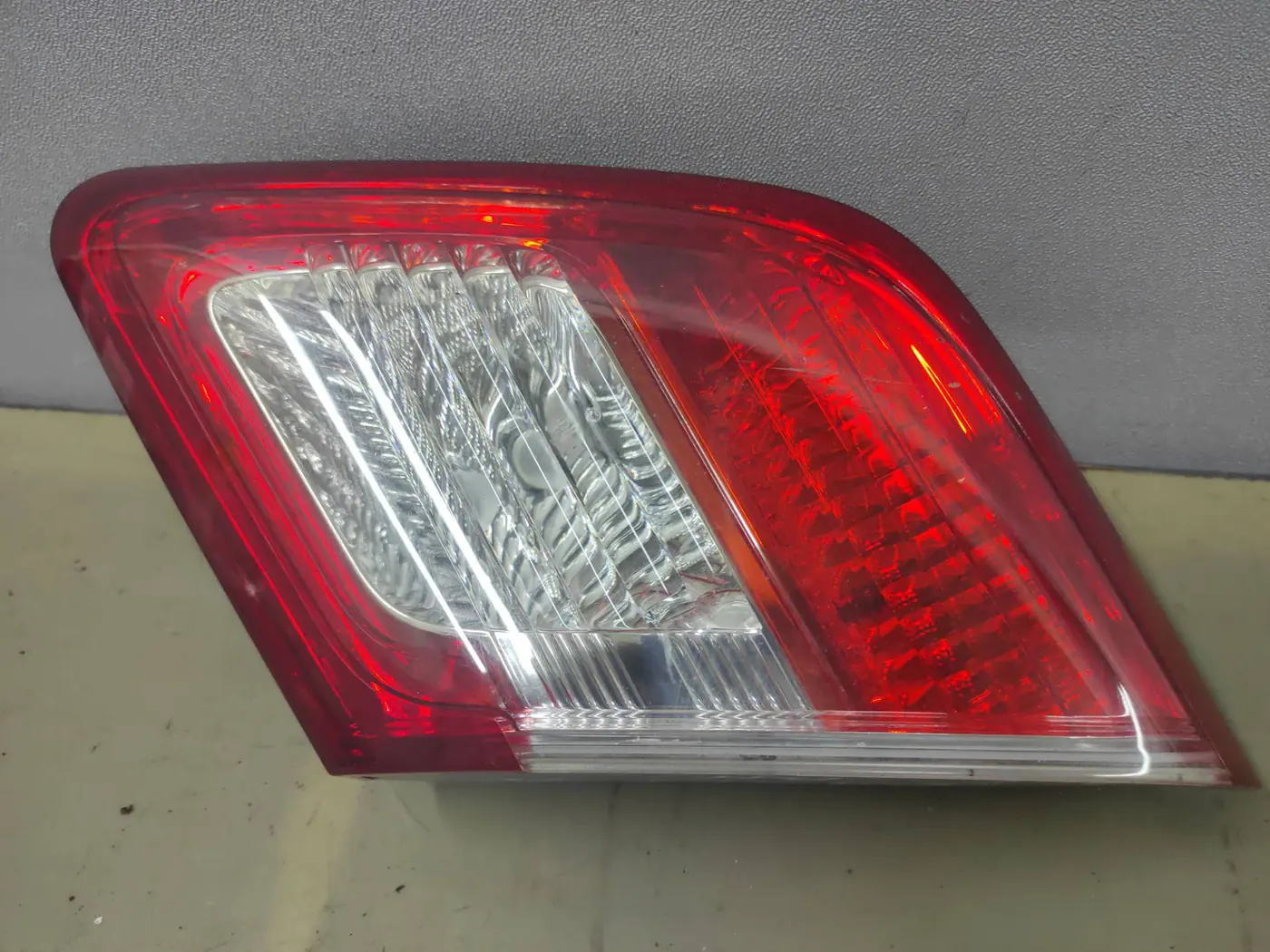Фонарь крышки багажника правый к Toyota Camry 2010