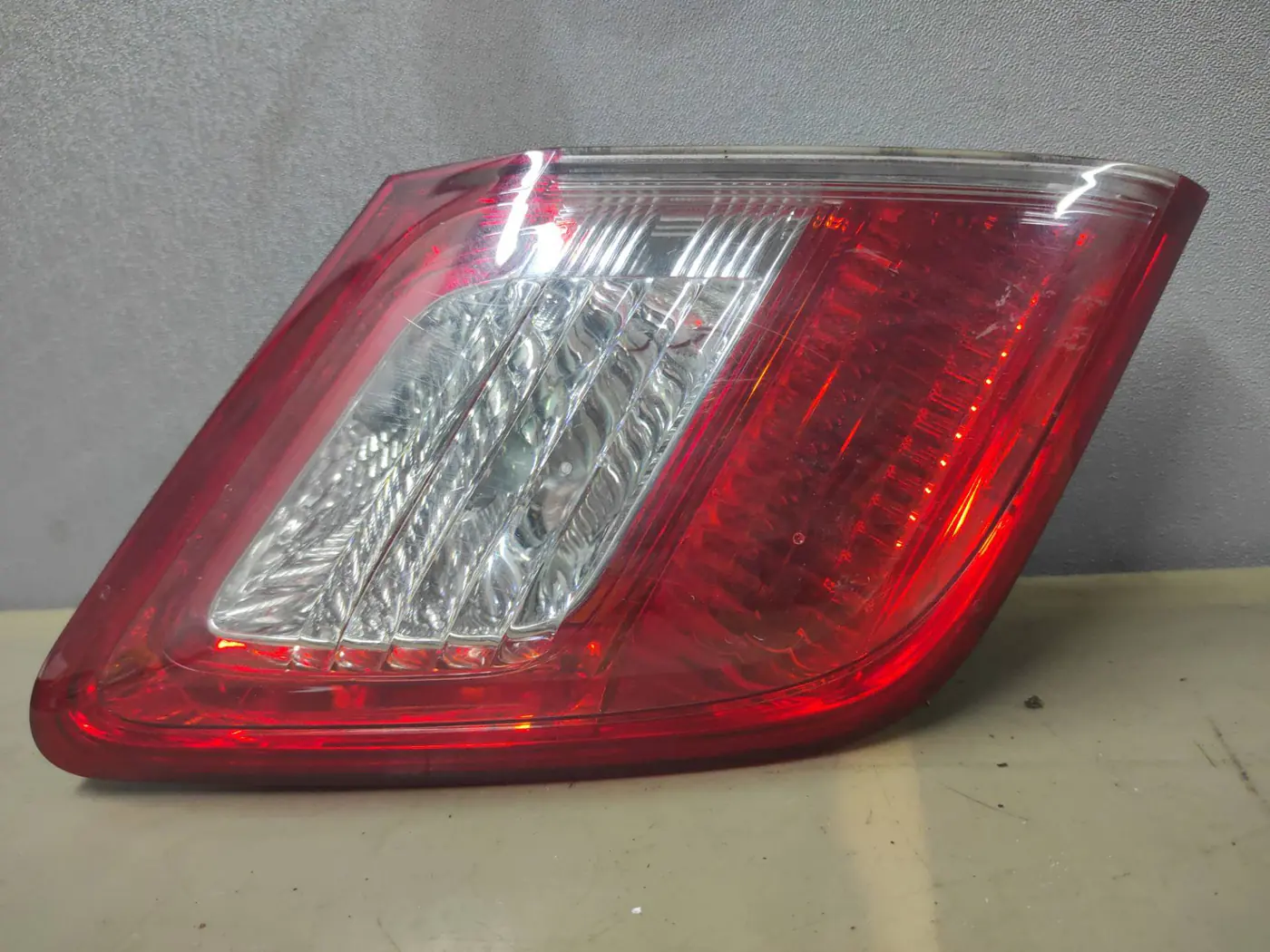 Фонарь крышки багажника левый к Toyota Camry 2010