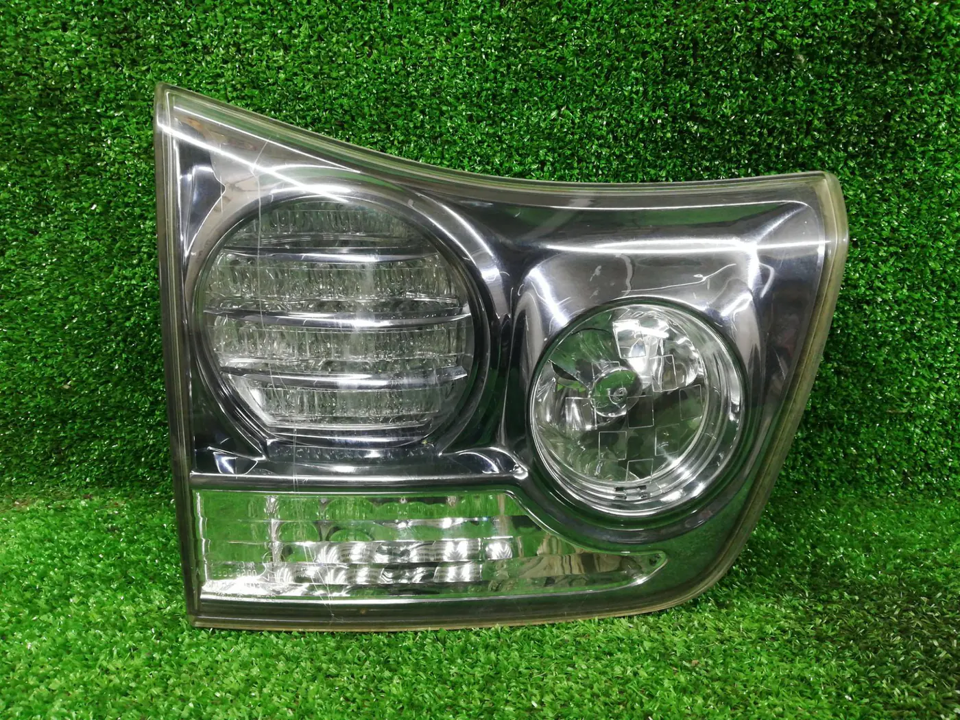 Фонарь крышки багажника левый к Lexus SRX 2007