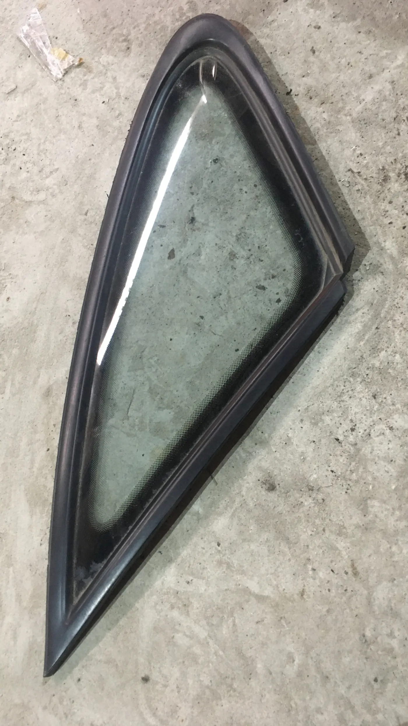 Стекло кузовное боковое левое  к Mazda 626 1992