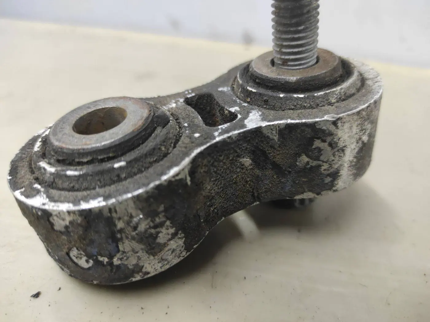 Опора переднего редуктора к Volvo V70 2004