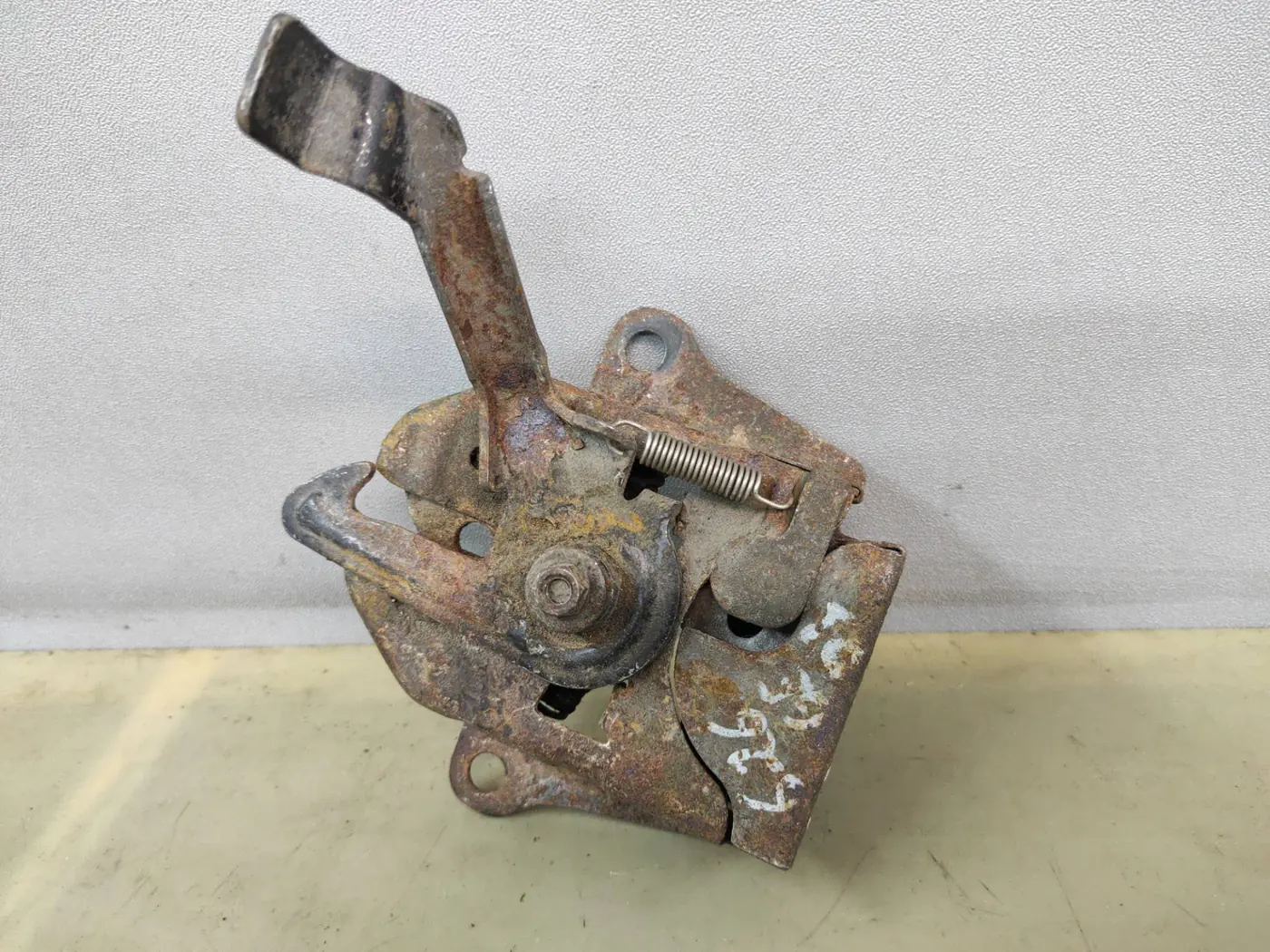 Замок капота к Mazda 626 1995