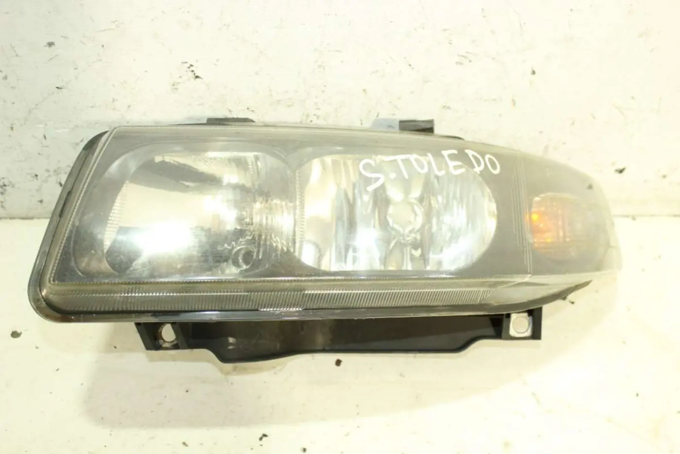 Фара левая к SEAT Toledo 2003