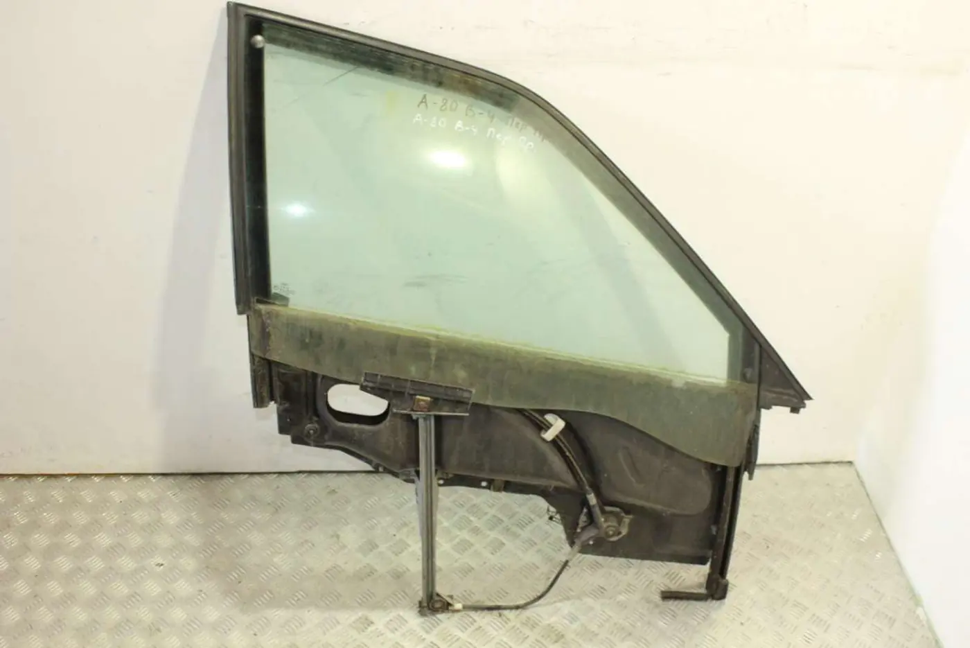 Рамка двери передней правой к Audi 80 1994