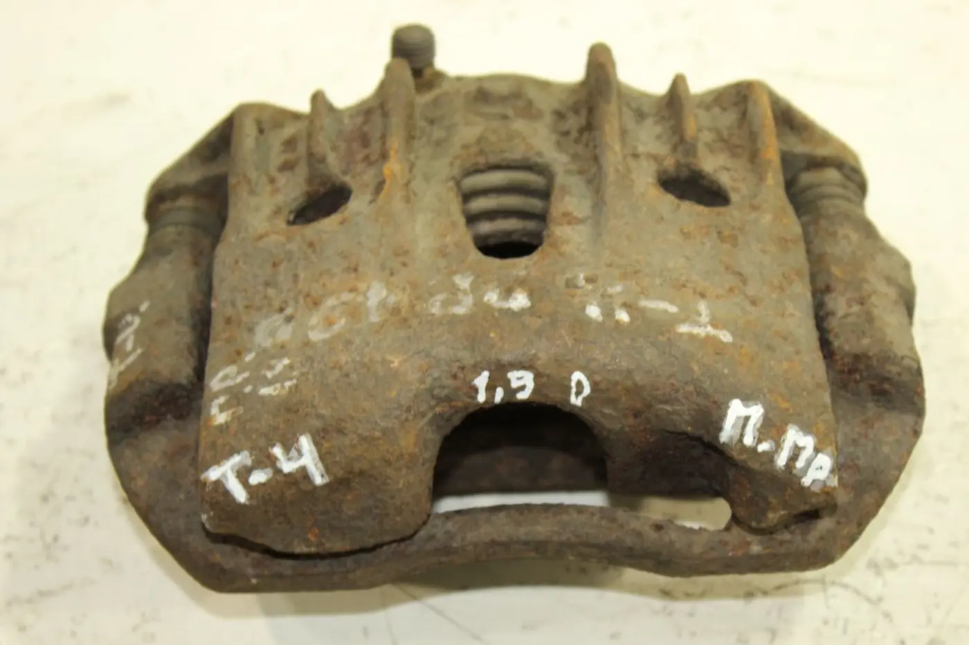Суппорт передний левый к Volkswagen Multivan 1992