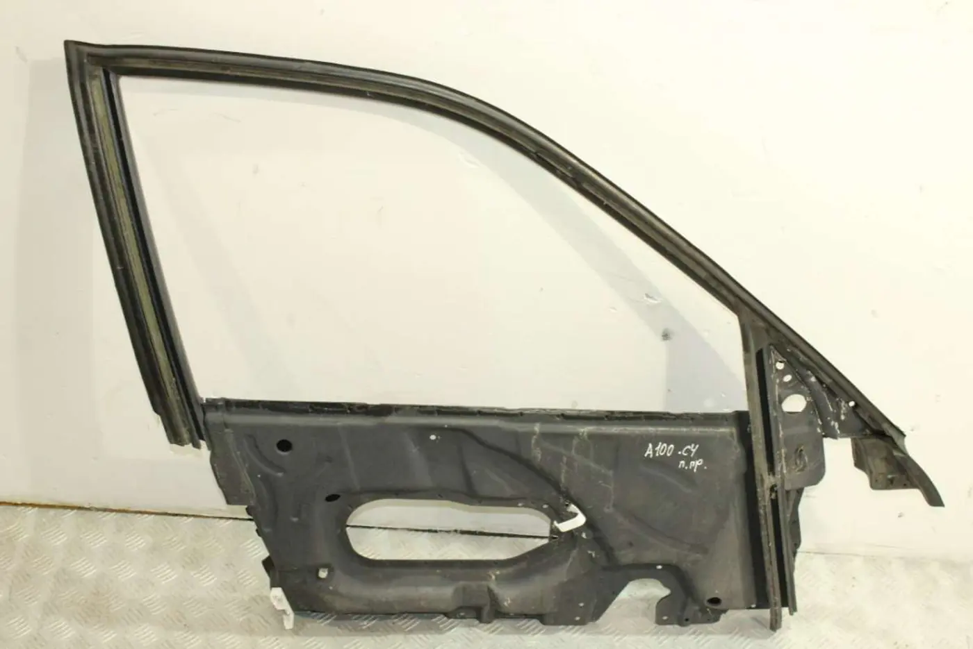 Рамка двери передней правой к Audi A6 1996
