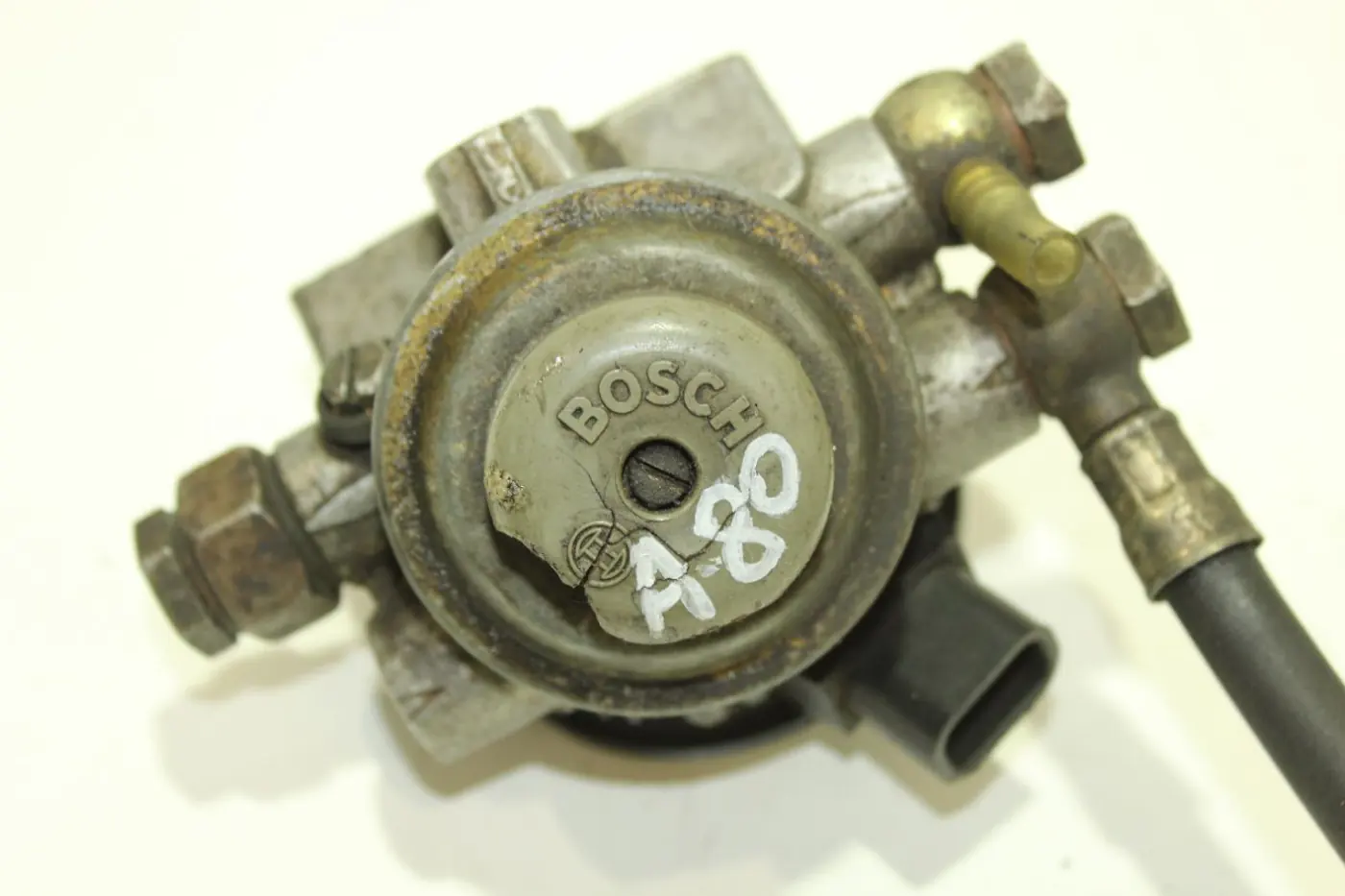 Кронштейн топливного фильтра к Audi 80 1994