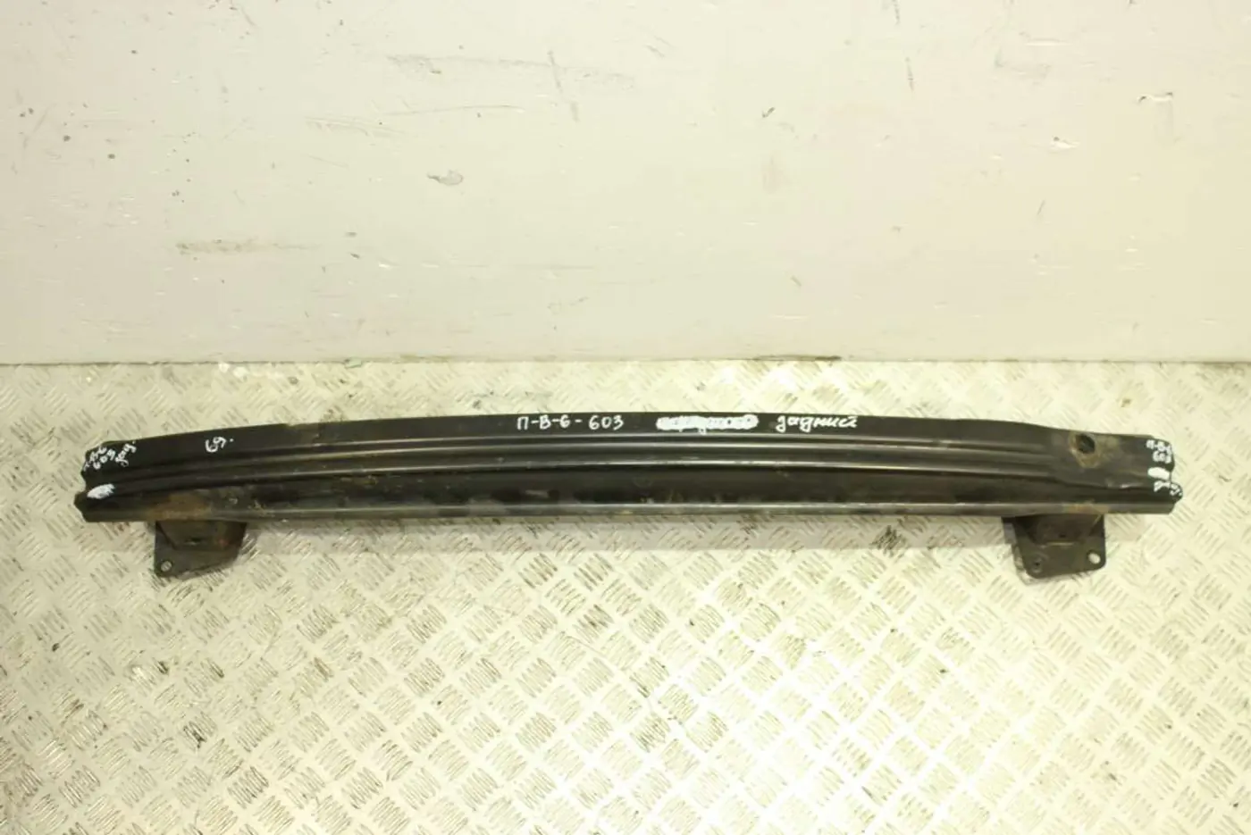 Усилитель бампера к Volkswagen Passat 2008